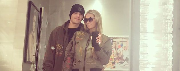 Chris Zylka und Paris Hilton beim Posen Chris Zylka und Paris Hilton beim Posen
