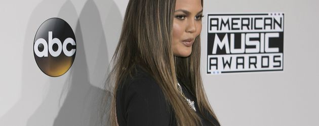 Chrissy Teigen auf dem Red Carpet der American Music Awards 2016 Chrissy Teigen auf dem Red Carpet der American Music Awards 2016