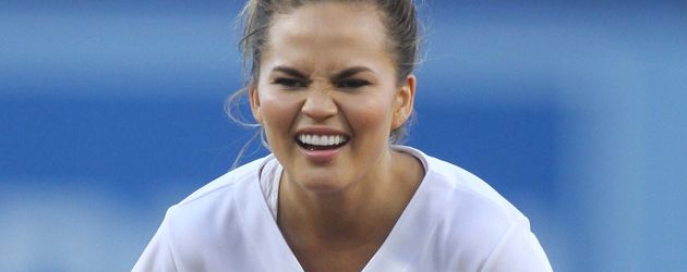 Chrissy Teigen beim ersten Pitch im Dodgers Stadium Chrissy Teigen beim ersten Pitch im Dodgers Stadium