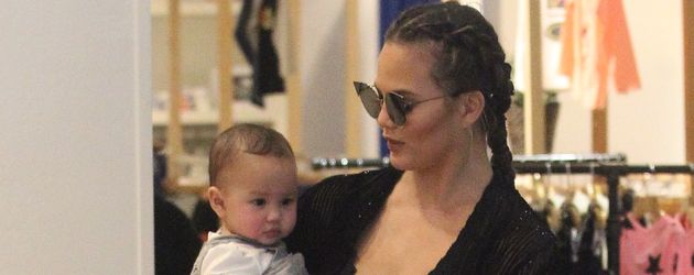 Chrissy Teigen mit ihrer Tochter Luna Chrissy Teigen mit ihrer Tochter Luna