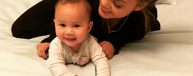 Chrissy Teigen mit ihrer Tochter Luna Chrissy Teigen mit ihrer Tochter Luna