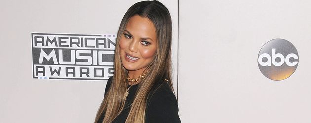 Model Chrissy Teigen zeigt sich bei den American Music Awards im November 2016 in Los Angeles Model Chrissy Teigen zeigt sich bei den American Music Awards im November 2016 in Los Angeles