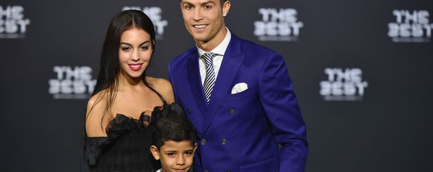 Georgina Rodriguez, Cristiano Ronaldo und Cristiano Ronaldo jr. bei einem Fußball-Event Georgina Rodriguez, Cristiano Ronaldo und Cristiano Ronaldo jr. bei einem Fußball-Event