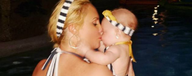 Coco Austin und Baby Chanel Nicole im Pool Coco Austin und Baby Chanel Nicole im Pool