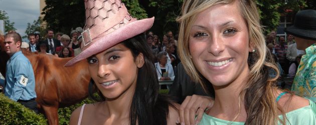 Collien Ulmen-Fernandes und Gülcan Kamps beim Frühjahrsmeeting 2005 Collien Ulmen-Fernandes und Gülcan Kamps beim Frühjahrsmeeting 2005