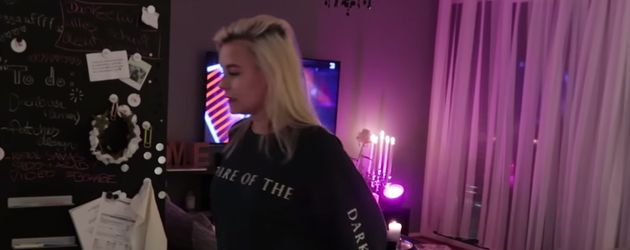 Dagi Bee in ihrer Wohnung Dagi Bee in ihrer Wohnung