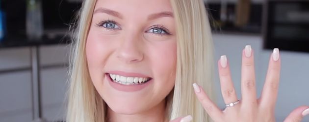 Dagi Bee mit ihrem Verlobungsring Dagi Bee mit ihrem Verlobungsring