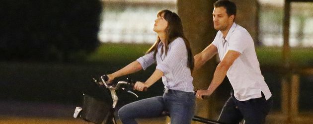 Dakota Johnson und Jamie Dornan am Set von "Shades of Grey" Dakota Johnson und Jamie Dornan am Set von "Shades of Grey"