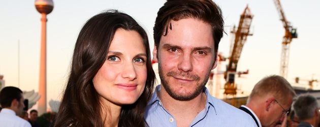 Daniel Brühl und seine schwangere Freundin Felicitas Rombold bei der Eröffnung der UFA-Filmnächte Daniel Brühl und seine schwangere Freundin Felicitas Rombold bei der Eröffnung der UFA-Filmnächte