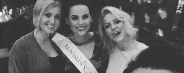 Daniela Buchholz mit einem unbekannten Mann bei einer Geburtstagsfeier Daniela Buchholz mit einem unbekannten Mann bei einer Geburtstagsfeier