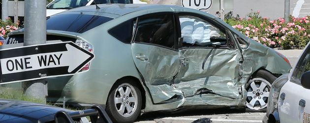 Der andere Unfallwagen bei Kris Jenners Autounfall in Calabasas Der andere Unfallwagen bei Kris Jenners Autounfall in Calabasas