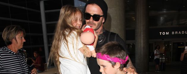 David Beckham mit Tochter Harper und Sohn Cruz am Flughafen von Los Angeles David Beckham mit Tochter Harper und Sohn Cruz am Flughafen von Los Angeles