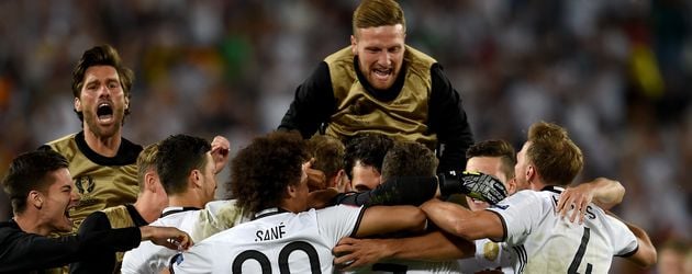 DFB-Team & Yann-Benjamin Kugel nach dem Sieg gegen Italien im EM-Viertelfinale 2016 DFB-Team & Yann-Benjamin Kugel nach dem Sieg gegen Italien im EM-Viertelfinale 2016