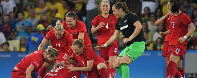Die deutschen Fußballerinnen nach ihrem Sieg gegen Schweden im Olmypia-Finale Die deutschen Fußballerinnen nach ihrem Sieg gegen Schweden im Olmypia-Finale