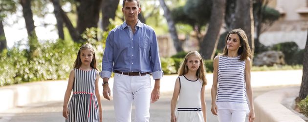 König Felipe mit Töchtern Sofía und Leonor sowie Ehefrau Königin Letizia auf Mallorca König Felipe mit Töchtern Sofía und Leonor sowie Ehefrau Königin Letizia auf Mallorca