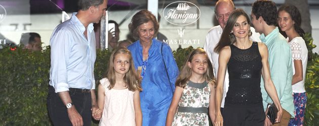 König Felipe, seine Töchter Leonor und Sofia, seine Eltern und seine Frau Königin Letizia König Felipe, seine Töchter Leonor und Sofia, seine Eltern und seine Frau Königin Letizia