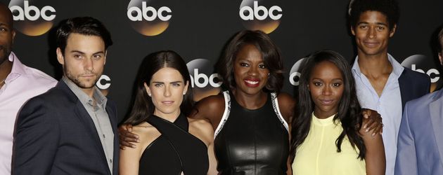 Jack Falahee, Karla Souza, Viola Davis, Aja King und Alfred Enoch im Juli 2014 in Los Angeles Jack Falahee, Karla Souza, Viola Davis, Aja King und Alfred Enoch im Juli 2014 in Los Angeles