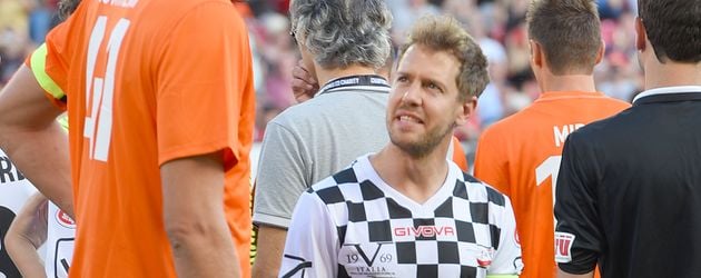 Dirk Nowitzki und Sebastian Vettel beim "Champions for Charity"-Benefizspiel Dirk Nowitzki und Sebastian Vettel beim "Champions for Charity"-Benefizspiel