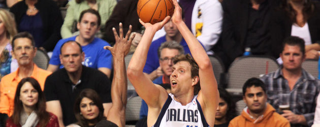 Dirk Nowitzki bei einem Basketball-Spiel Dirk Nowitzki bei einem Basketball-Spiel