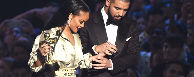 Drake und Rihanna bei der Verleihung des "Michael Jackson Vanguard Awards 2016" Drake und Rihanna bei der Verleihung des "Michael Jackson Vanguard Awards 2016"