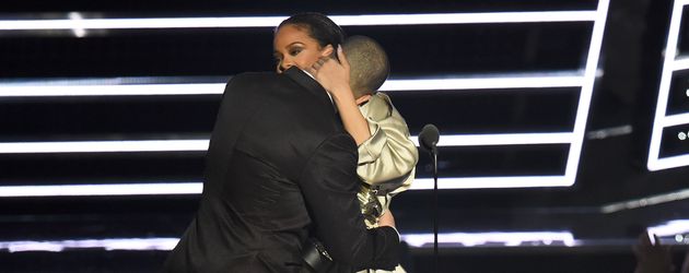 Drake und Rihanna auf der Bühne der VMAs 2016 Drake und Rihanna auf der Bühne der VMAs 2016