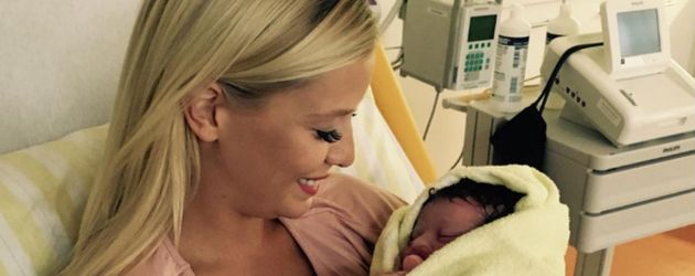 DSDS-Star Oksana Kolenitchenko und ihre Tochter Arielle kurz nach der Geburt DSDS-Star Oksana Kolenitchenko und ihre Tochter Arielle kurz nach der Geburt