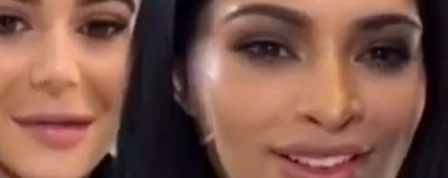 Kylie Jenner und Kim Kardashian bei einem Face-Swap Kylie Jenner und Kim Kardashian bei einem Face-Swap