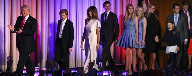 Donald Trump mit seiner Familie auf der Bühne im Hilton Donald Trump mit seiner Familie auf der Bühne im Hilton
