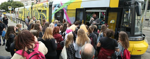 Fan-Ansturm vor der "Die Lochis"-Tram Fan-Ansturm vor der "Die Lochis"-Tram