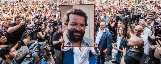 Fans gedenken Bud Spencer bei der Trauerfeier in Rom Fans gedenken Bud Spencer bei der Trauerfeier in Rom