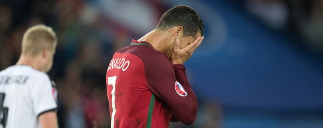 Fußballstar Cristiano Ronaldo bei dem Spiel Portugal gegen Österreich der EM 2016 Fußballstar Cristiano Ronaldo bei dem Spiel Portugal gegen Österreich der EM 2016