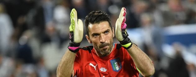 Gianluigi Buffon nach dem EM-Achtelfinale 2016 gegen Deutschland Gianluigi Buffon nach dem EM-Achtelfinale 2016 gegen Deutschland