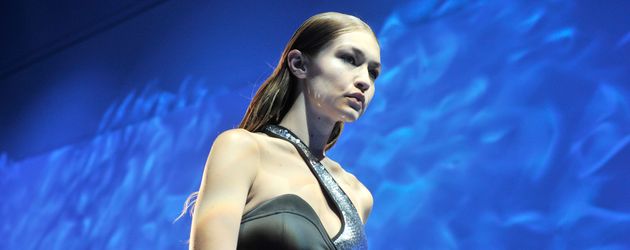 Gigi Hadid auf dem Catwalk von "Mugler" auf der Paris Fashion Week Gigi Hadid auf dem Catwalk von "Mugler" auf der Paris Fashion Week
