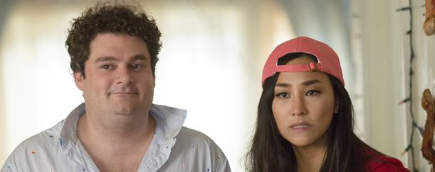 Greta Lee (re.), Filmszene aus Sisters Greta Lee (re.), Filmszene aus Sisters