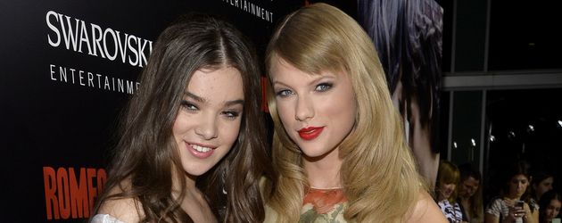 Hailee Steinfeld und Taylor Swift im Jahr 2013 Hailee Steinfeld und Taylor Swift im Jahr 2013