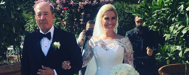 Heidi Range wird zum Altar geführt Heidi Range wird zum Altar geführt
