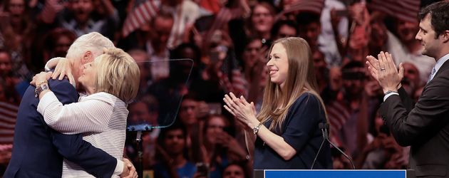 Chelsea Clinton, ihr Mann Marc & ihr Vater Bill unterstützen US-Präsidentschaftskandidatin Hillary Chelsea Clinton, ihr Mann Marc & ihr Vater Bill unterstützen US-Präsidentschaftskandidatin Hillary