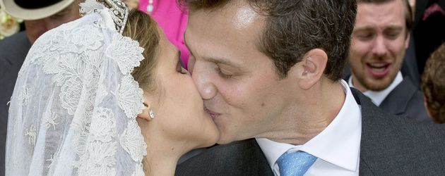 Hochzeitskuss: Prinzessin Alix de Ligne und Graf Guillaume de Dampierre Hochzeitskuss: Prinzessin Alix de Ligne und Graf Guillaume de Dampierre