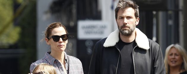 Jennifer Garner und Ben Affleck zusammen mit ihren drei Kindern in London Jennifer Garner und Ben Affleck zusammen mit ihren drei Kindern in London