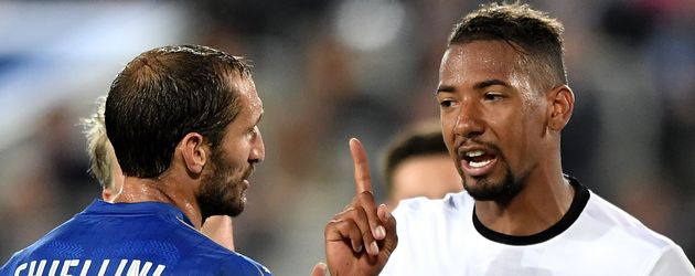 Jérôme Boateng mit Giorgio Chiellini beim EM-Viertelfinale Jérôme Boateng mit Giorgio Chiellini beim EM-Viertelfinale
