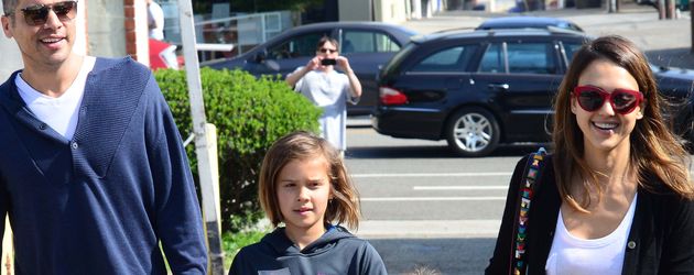 Jessica Alba und ihr Mann Cash Warren mit den Töchtern Honor und Haven in Santa Monica Jessica Alba und ihr Mann Cash Warren mit den Töchtern Honor und Haven in Santa Monica