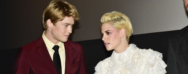 Joe Alywn und Kristen Stewart bei der "Die irre Heldentour des Billy Lynn"-Premiere in New York Joe Alywn und Kristen Stewart bei der "Die irre Heldentour des Billy Lynn"-Premiere in New York