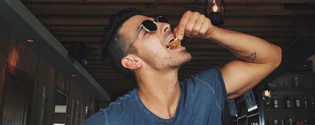 Joe Jonas vor einem Tisch voll Fast Food Joe Jonas vor einem Tisch voll Fast Food