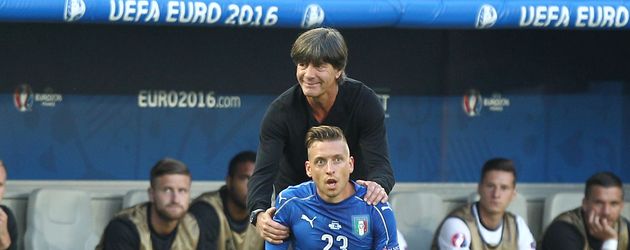 Jogi Löw und Emanuele Giaccherini beim EM-Viertelfinale 2016 Jogi Löw und Emanuele Giaccherini beim EM-Viertelfinale 2016