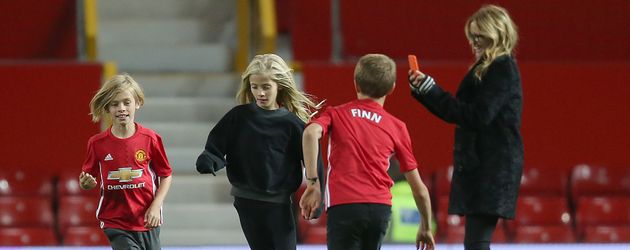 Julia Roberts und ihre Kinder im Fußballstadion in Manchester Julia Roberts und ihre Kinder im Fußballstadion in Manchester