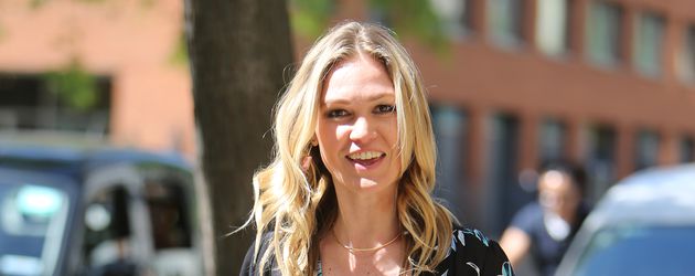 Julia Stiles auf den Straßen von London Julia Stiles auf den Straßen von London