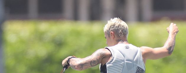 Justin Bieber beim Surfboarden in Miami Beach Justin Bieber beim Surfboarden in Miami Beach
