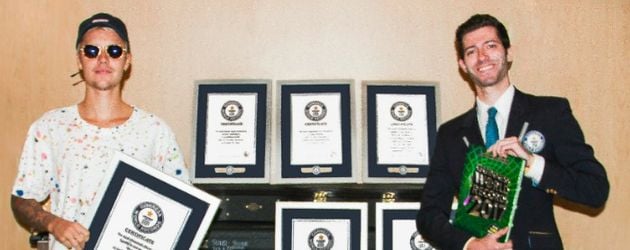 Justin Bieber mit seinen "Guinness World Records"-Urkunden Justin Bieber mit seinen "Guinness World Records"-Urkunden