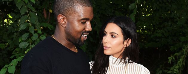 Kanye West und Kim Kardashian bei der "Kanye West Yeezy Season 4"-Fashion-Show Kanye West und Kim Kardashian bei der "Kanye West Yeezy Season 4"-Fashion-Show