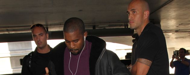 Kanye West im November 2016 am Flughafen Los Angeles Kanye West im November 2016 am Flughafen Los Angeles